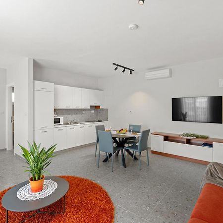 Apartment Complex Irena With Pool Porec Bagian luar foto