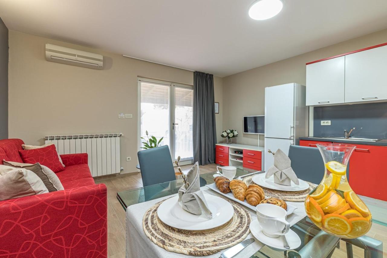 Apartment Complex Irena With Pool Porec Bagian luar foto