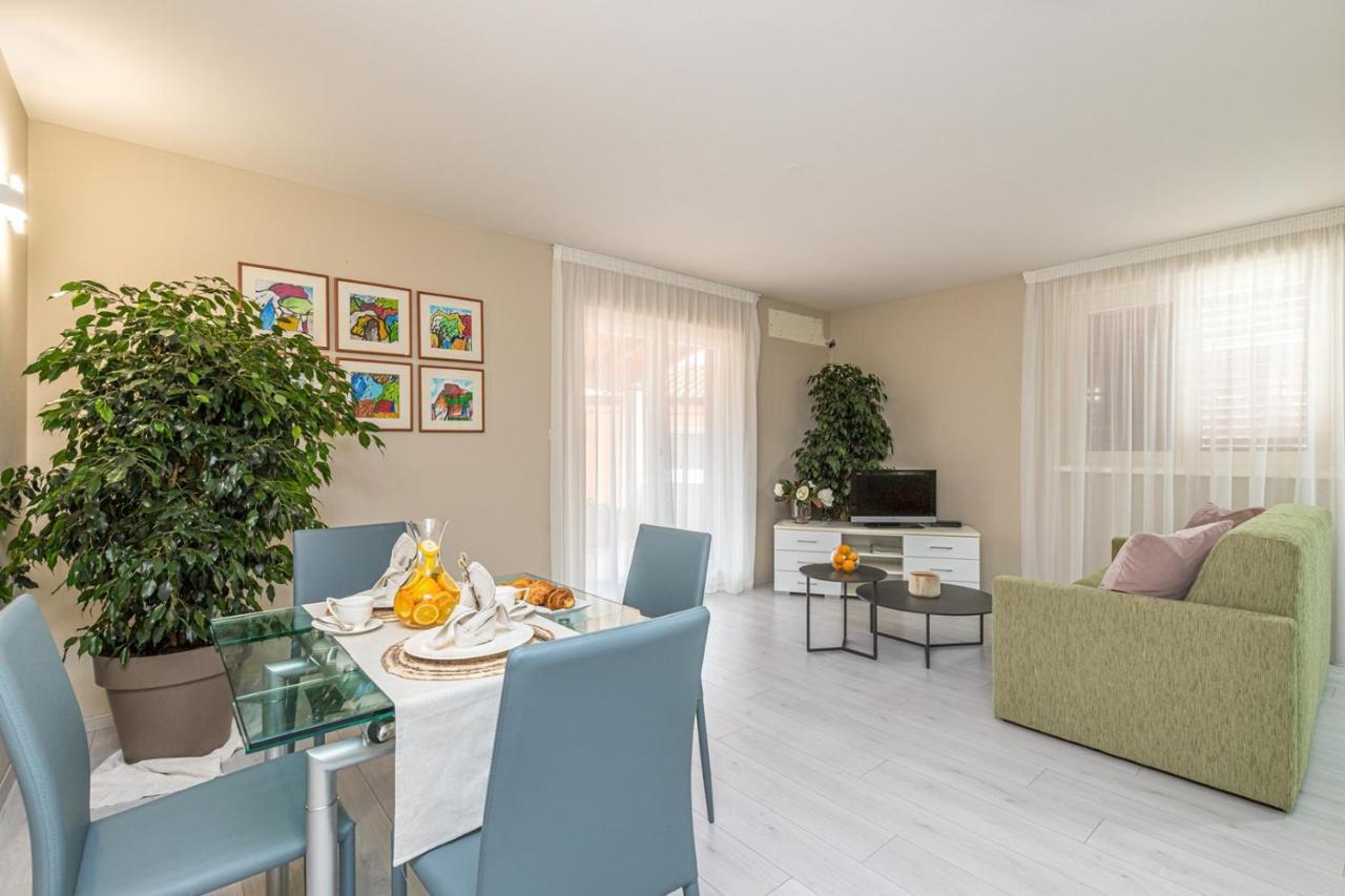 Apartment Complex Irena With Pool Porec Bagian luar foto