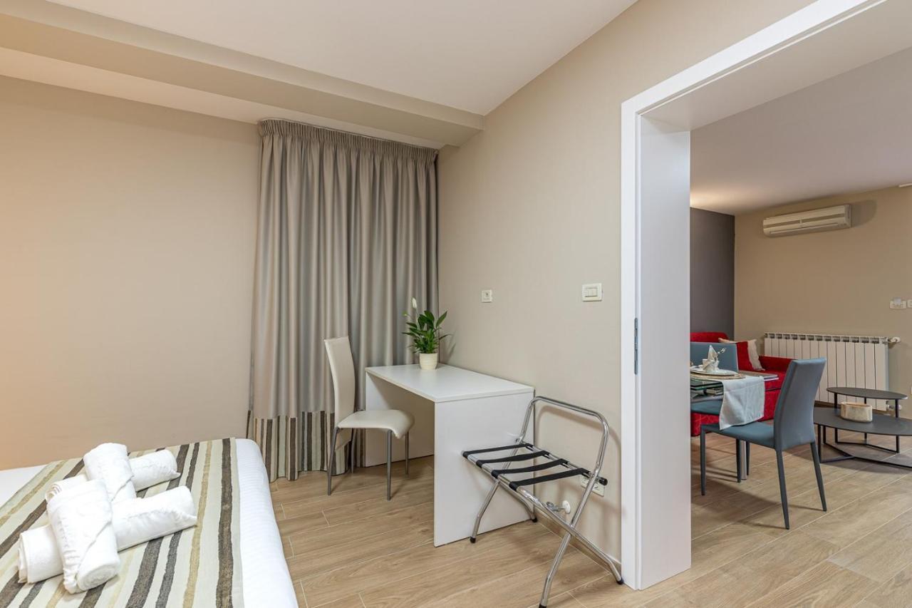 Apartment Complex Irena With Pool Porec Bagian luar foto