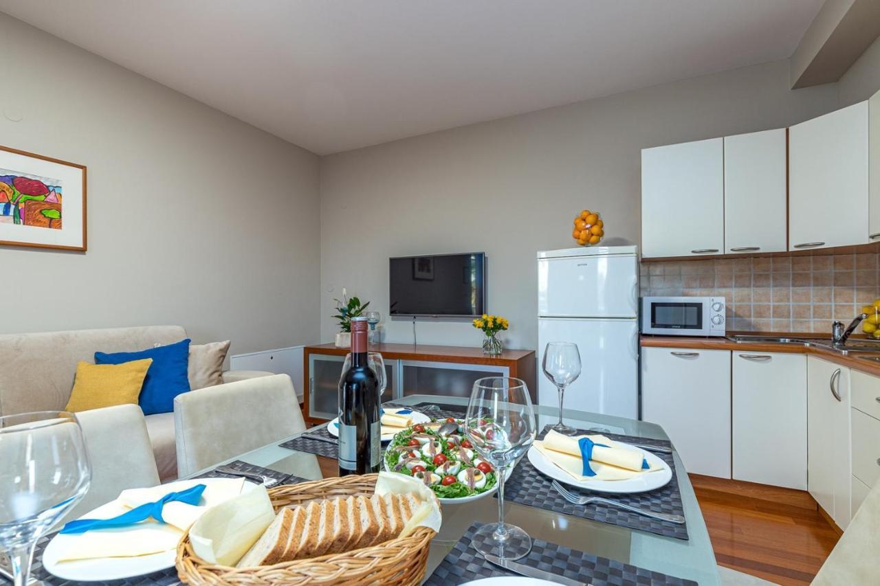 Apartment Complex Irena With Pool Porec Bagian luar foto