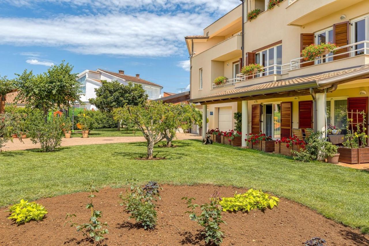 Apartment Complex Irena With Pool Porec Bagian luar foto
